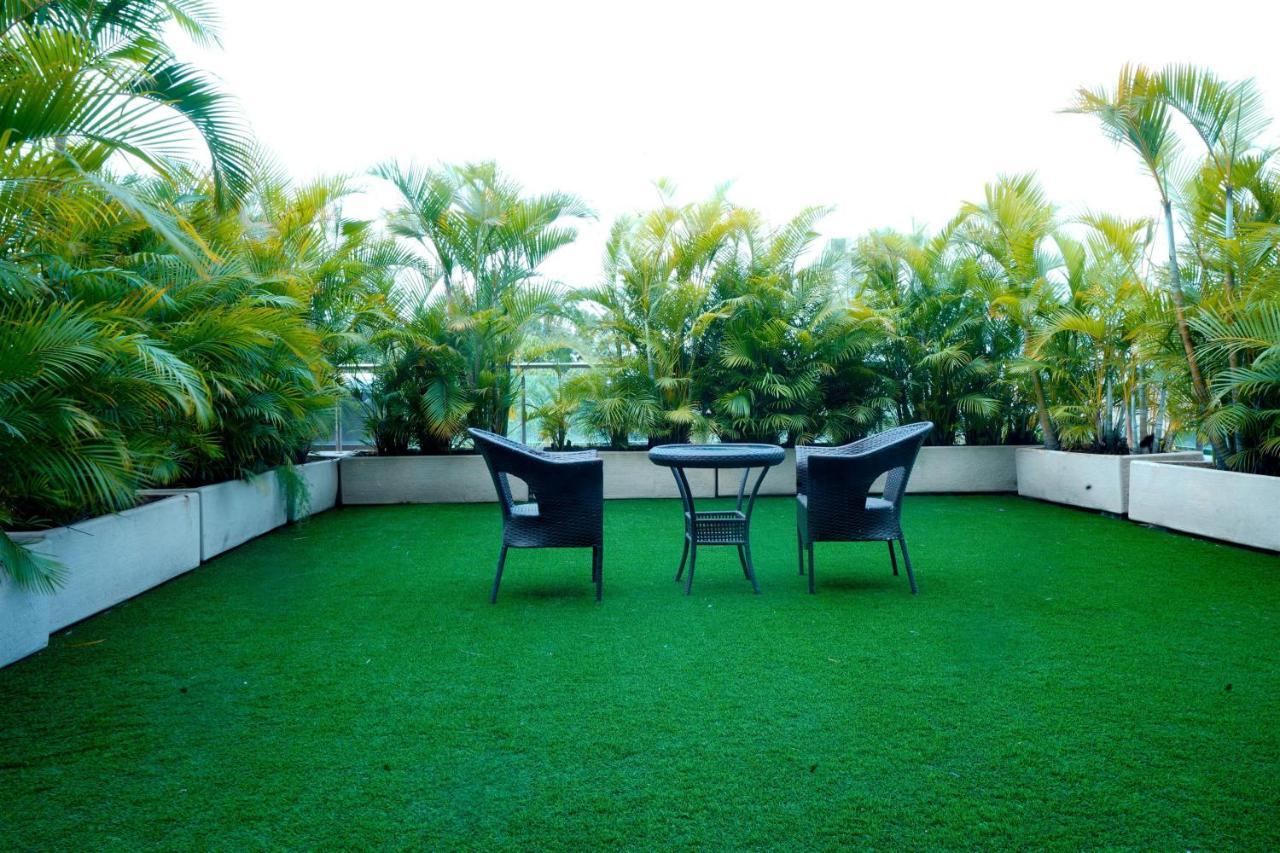 The Corinthians Resort And Club Пуна Экстерьер фото Artificial grass on a rooftop
