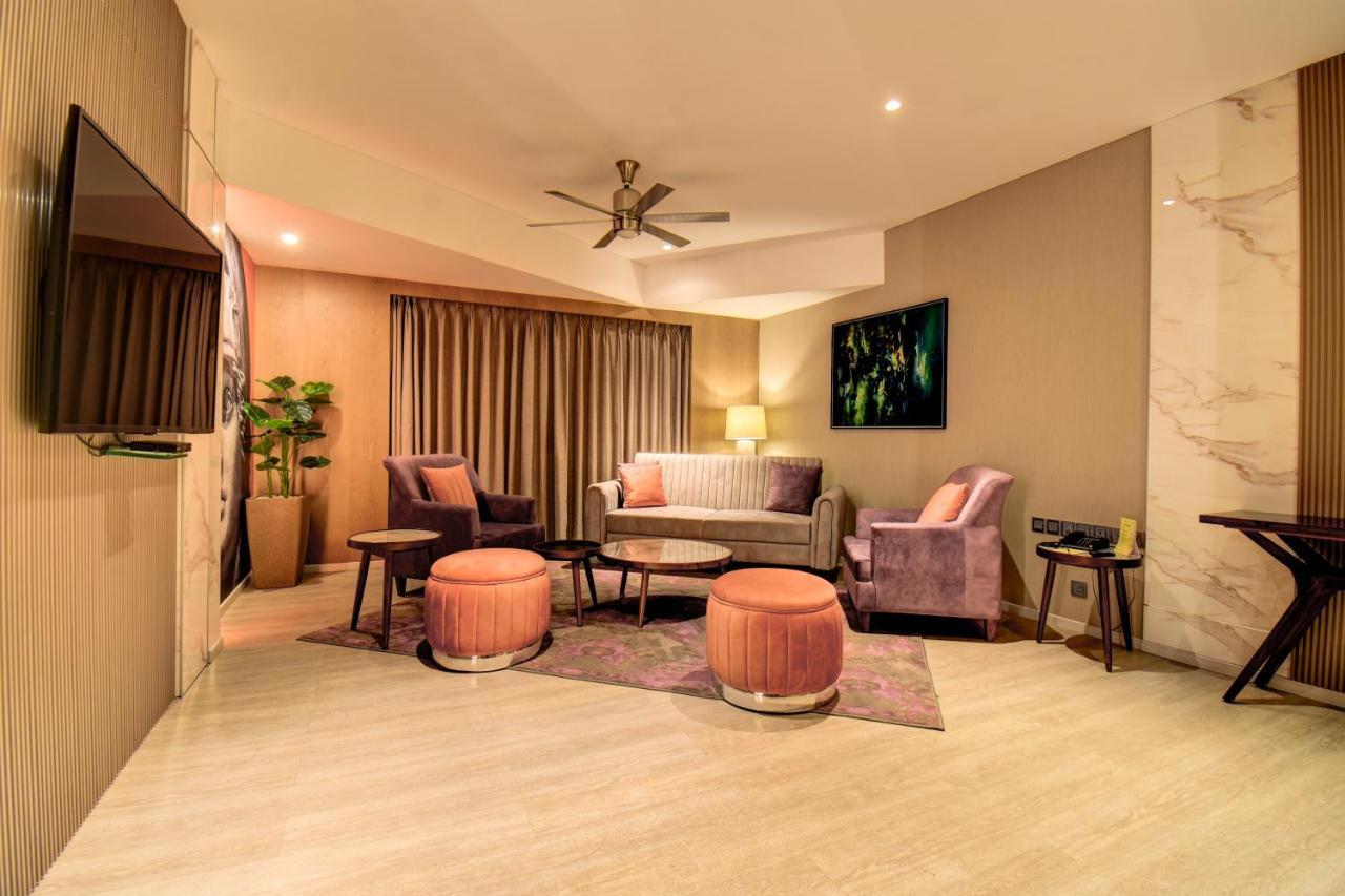 The Corinthians Resort And Club Пуна Экстерьер фото A living room in a suite at the hotel