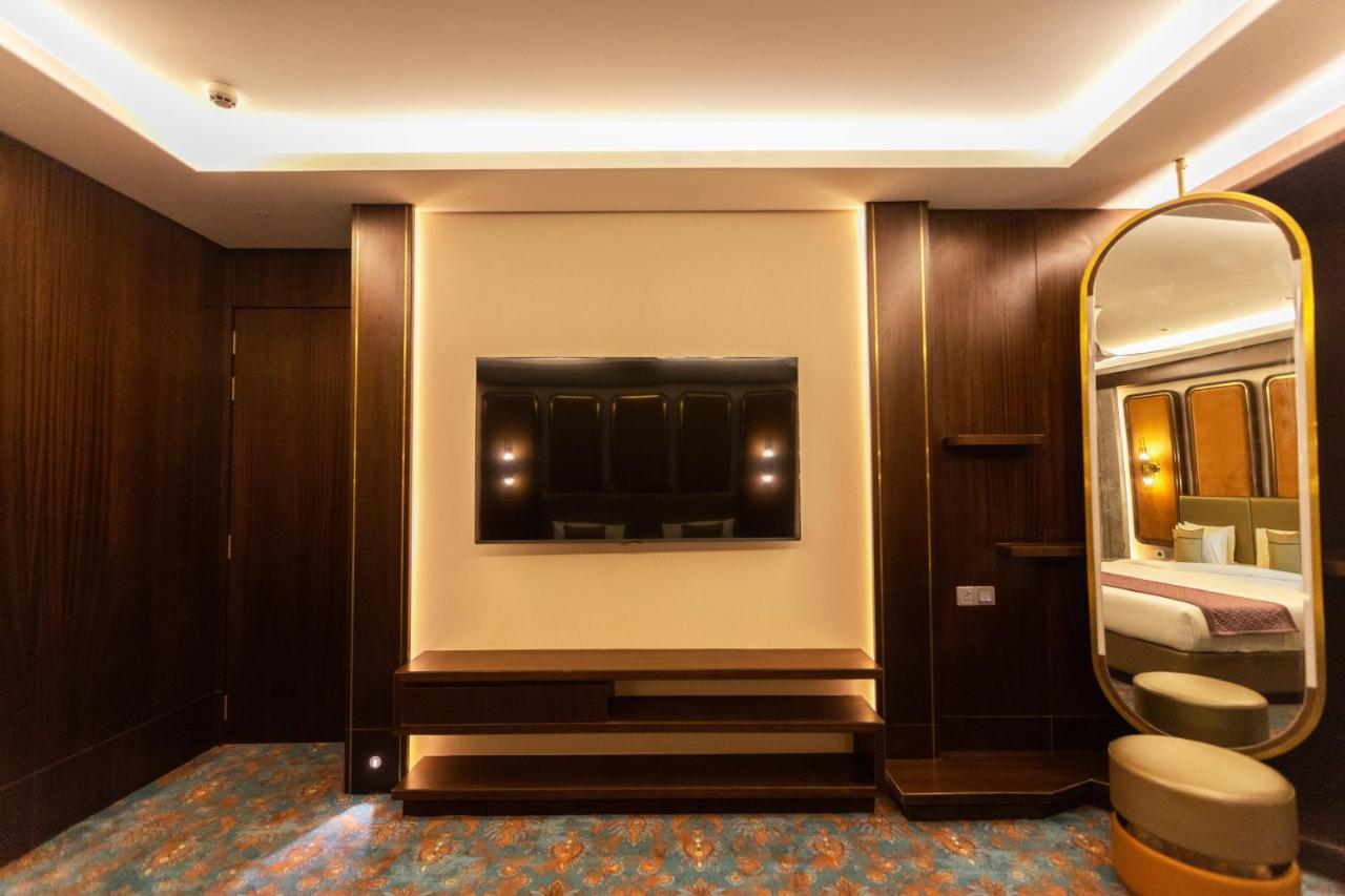 The Corinthians Resort And Club Пуна Экстерьер фото A suite on board