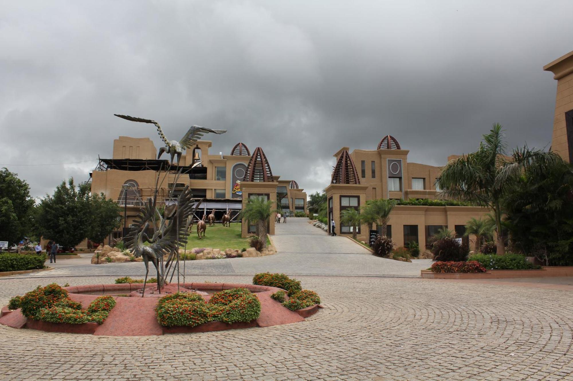 The Corinthians Resort And Club Пуна Экстерьер фото The Pearl Resort