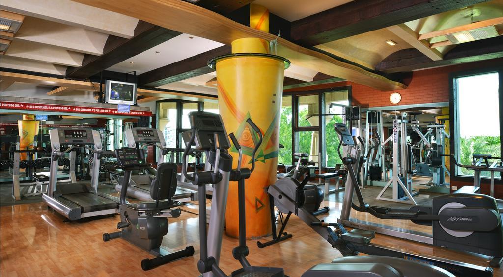 The Corinthians Resort And Club Пуна Экстерьер фото The gym at the hotel